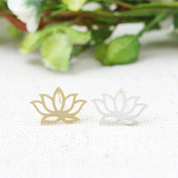3/$12🌞Lotus Flower Earrings - Post Earrings - Picture 4 of 4